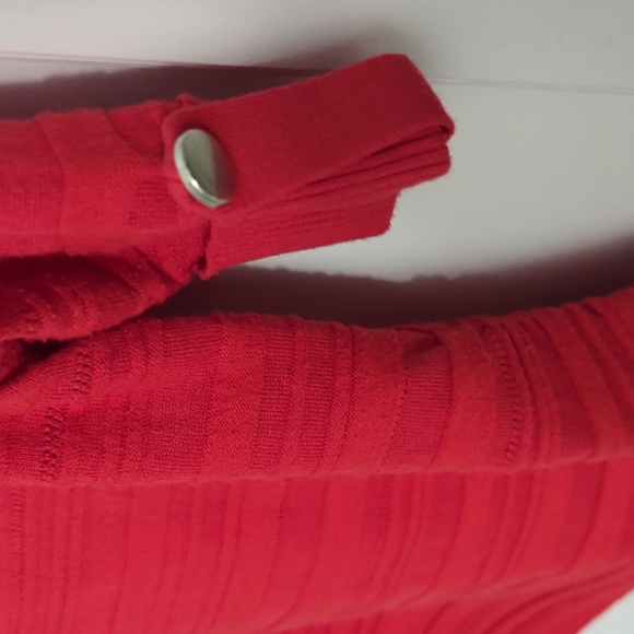 Apt 9 Sz L Red Ribbed Design with Ruched Sides and Cuffed Short Sleeves - Picture 3 of 6